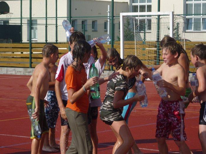 horko a polejvání na hřišti